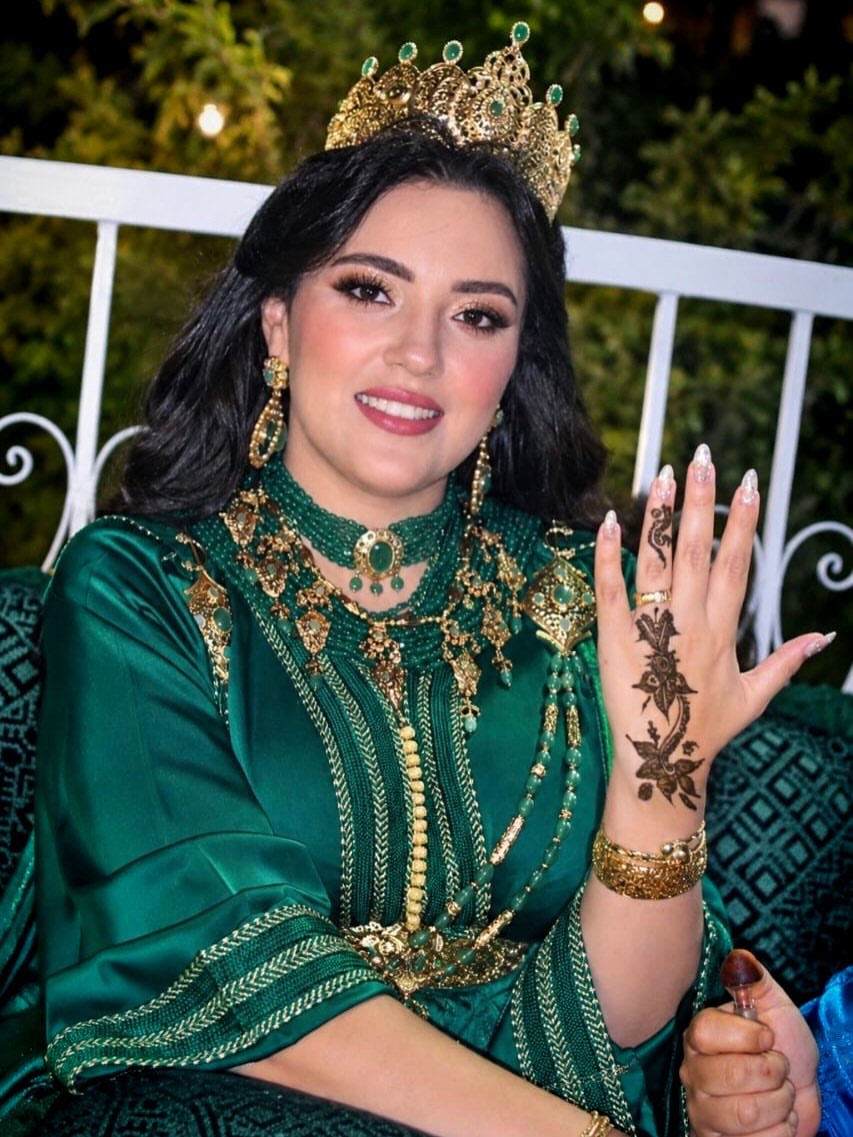 سامية ابنة نجاة اعتابو تشارك لحظات ليلة الحناء مع متابعيها(صور)