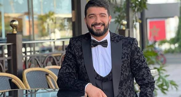 “شيك أوت” .. حمزة الفيلالي يحول أزمته السابقة إلى عرض كوميدي