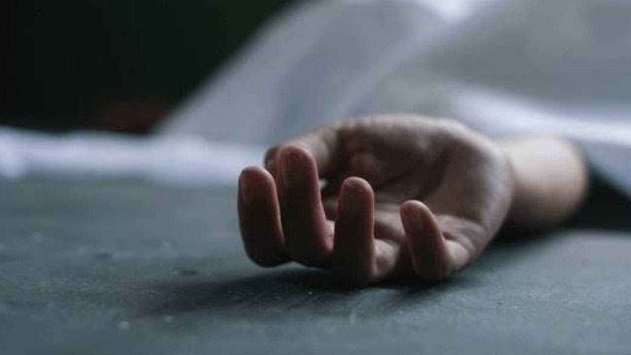 طلب مساعدتها لدخول الحمام انتهى بمأساة.. التحقيقات تكشف تفاصيل مقتل مسن على يد ابنته في القاهرة