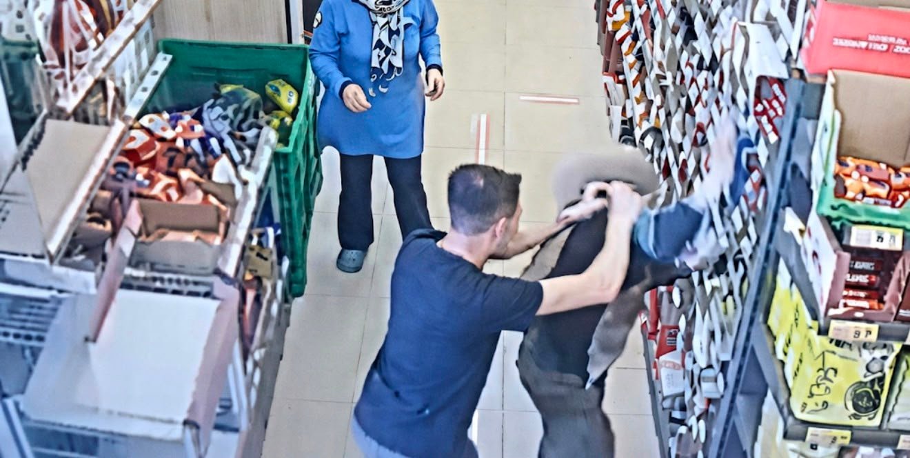 كاميرات المراقبة كشفت الحقيقة.. اعتداء صادم داخل متجر في قونية