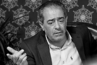 وفاة الفنان والمخرج السوري أسامة السيد يوسف بعد مسيرة حافلة في المسرح والدراما