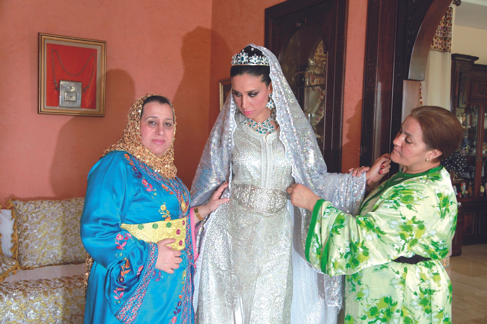 تكشيطة العروس من العمارية إلى الفستان الأبيض